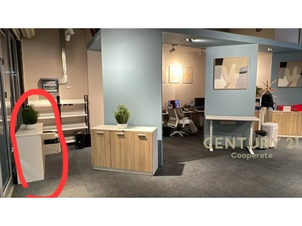 Tirane, jepet me qera zyre Kati 1, 144 m² 2.500 € (Kompleksi Kondor)