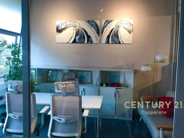 Tirane, jepet me qera zyre Kati 1, 144 m² 2.500 € (Kompleksi Kondor)