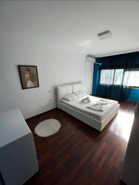 Tirane, jepet me qera apartament 2+1+Ballkon Kati 4, 112 m² 800 € (Rrugen e Kavajes)