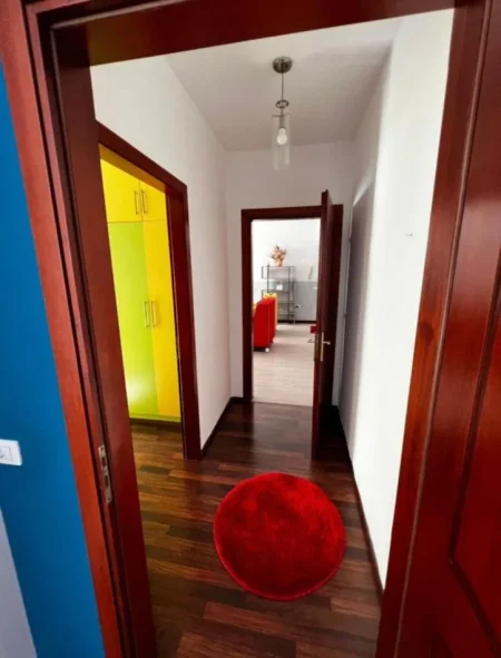 Tirane, jepet me qera apartament 2+1+Ballkon Kati 4, 112 m² 800 € (Rrugen e Kavajes)