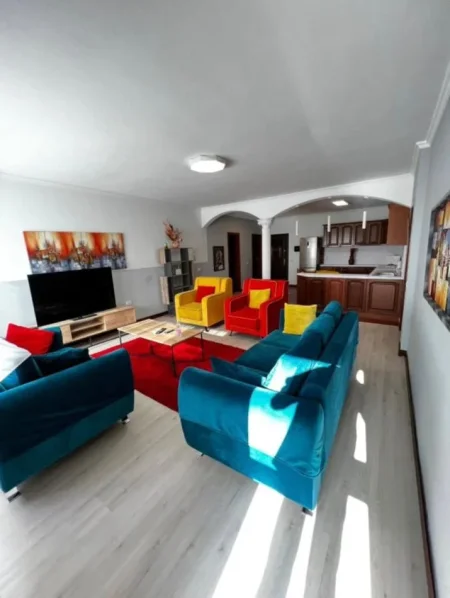 Tirane, jepet me qera apartament 2+1+Ballkon Kati 4, 112 m² 800 € (Rrugen e Kavajes)