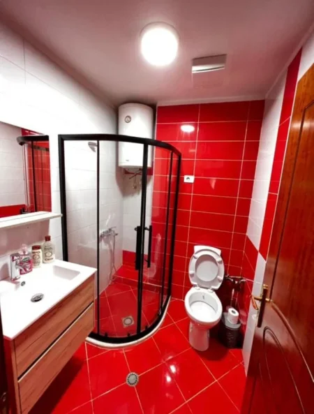 Tirane, jepet me qera apartament 2+1+Ballkon Kati 4, 112 m² 800 € (Rrugen e Kavajes)