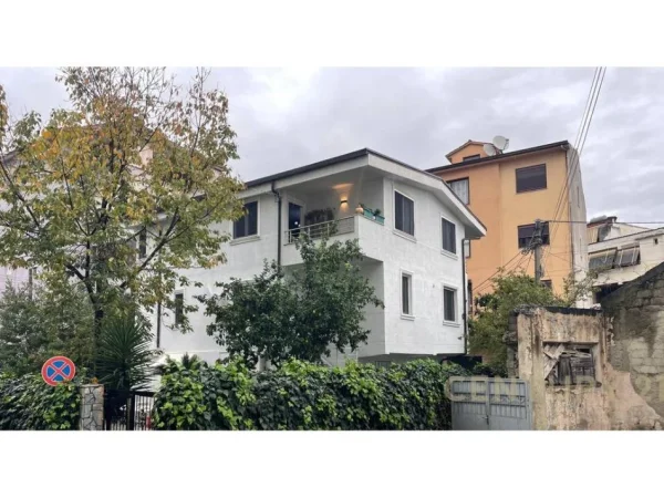 Tirane, jepet me qera Vile 3 Katshe Kati 3, 292 m² 5.000 € (Rruga Muhamet Gjollesha)