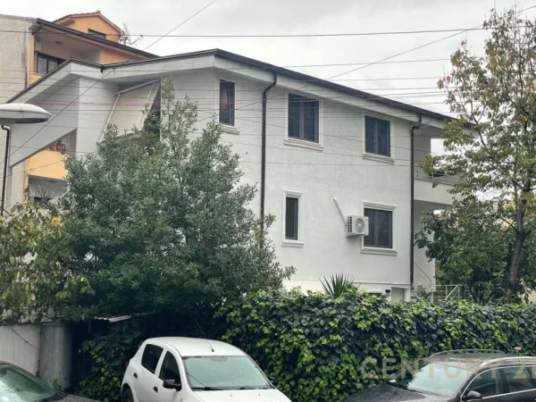 Tirane, jepet me qera Vile 3 Katshe Kati 3, 292 m² 5.000 € (Rruga Muhamet Gjollesha)