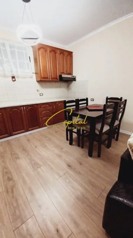 Tirane, jepet me qera apartament 1+1 Kati 1, 70 m² 550 € (ALI DEMI)