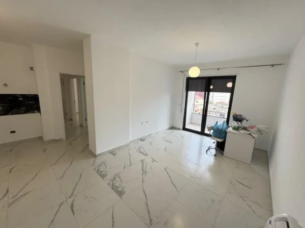 Tirane, jepet me qera ambjent biznesi Kati 5, 550 € 