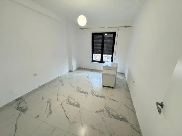 Tirane, jepet me qera ambjent biznesi Kati 5, 550 € 