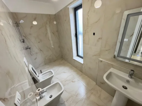 Tirane, jepet me qera ambjent biznesi Kati 5, 550 € 