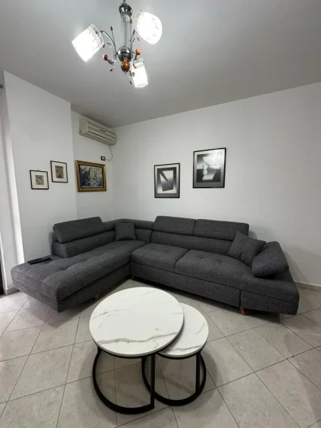 Tirane, jepet me qera apartament 2+1+Ballkon Kati 4, 110 m² 500 € (ASTIR)