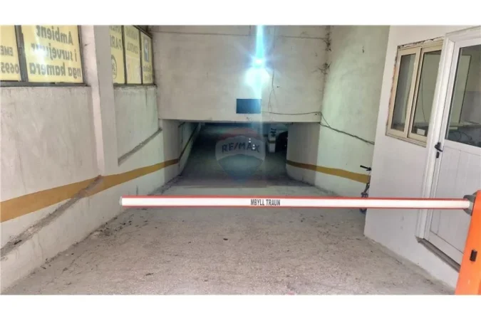 Vlore, shitet garazh | post parkimi Kati -1, 30 m² (“Ish Kombinati”, Vlorë)