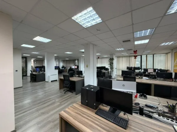 Tirane, jepet me qera zyre Kati 7, 330 m² 6.500 € 