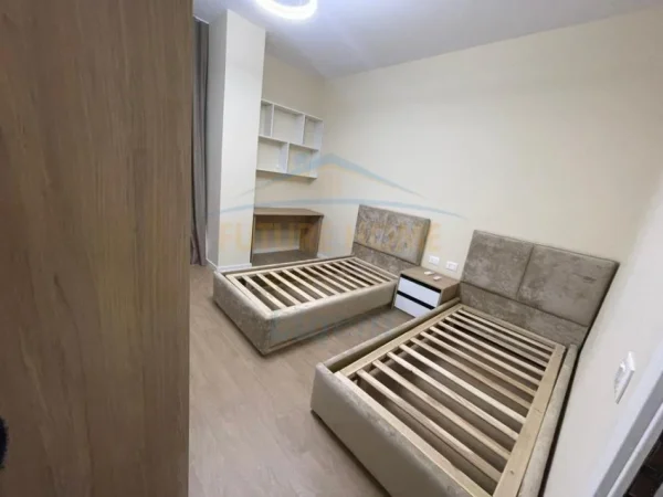 Tirane, jepet me qera apartament 2+1+Ballkon Kati 1, 117 m² 1.300 € (Liqeni Thate)