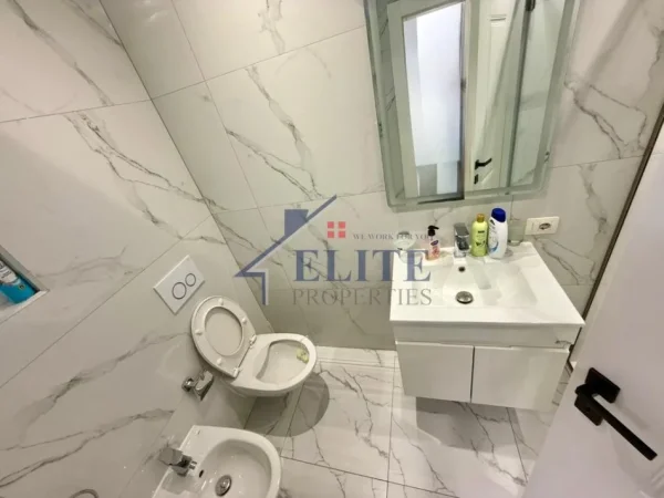 Tirane, jepet me qera apartament 1+1+Ballkon Kati 8, 70 m² 1.000 € (Rruga e Kosovareve)