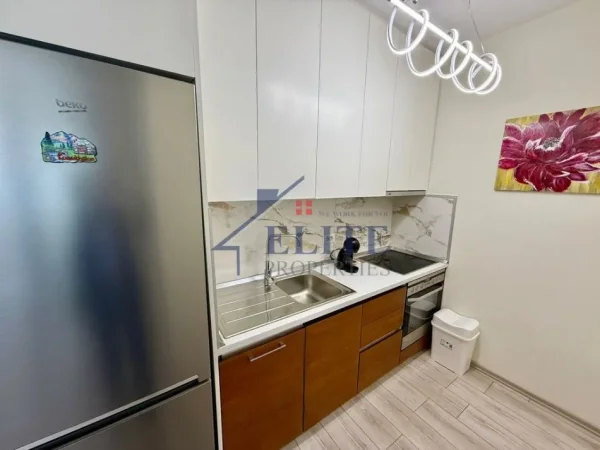 Tirane, jepet me qera apartament 1+1+Ballkon Kati 8, 70 m² 1.000 € (Rruga e Kosovareve)