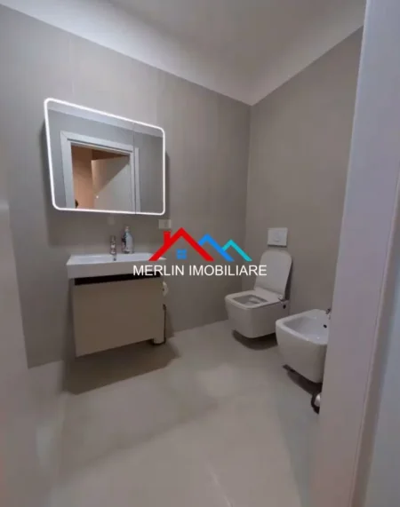 Tirane, jepet me qera apartament 2+1+Ballkon Kati 4, 80 m² 900 € (RRUGA HIQMET DELVINA,KOMUNA E PARISIT)