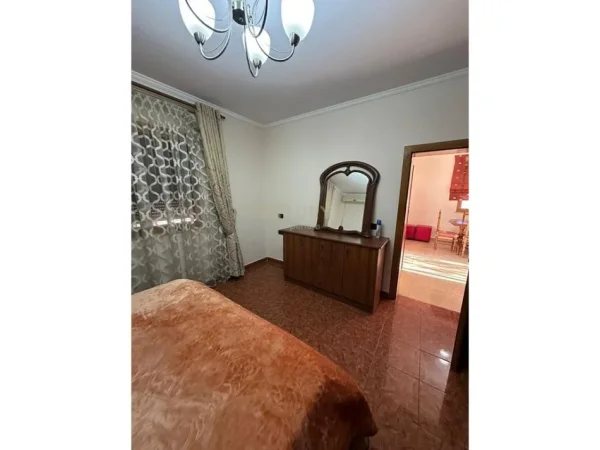 Tirane, jepet me qera apartament 2+1 Kati 2, 120 m² 450 € 