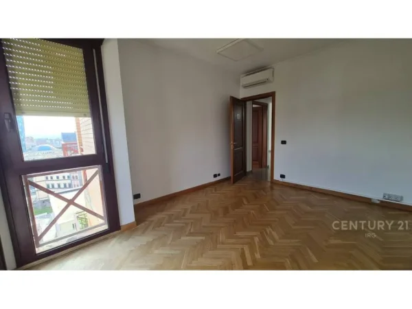 Tirane, jepet me qera ambjent biznesi Kati 10, 170 m² 2.100 € 