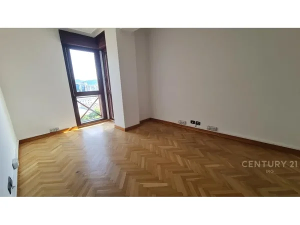 Tirane, jepet me qera ambjent biznesi Kati 10, 170 m² 2.100 € 
