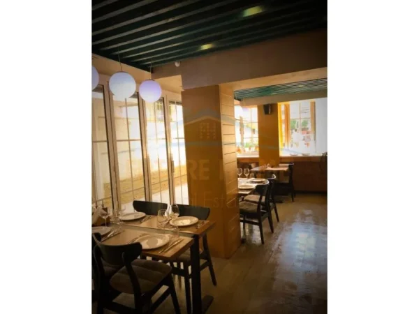 Tirane, jepet me qera bar-resorant Kati 0, 150 m² 2.000 € (RRUGA E DURRESIT)
