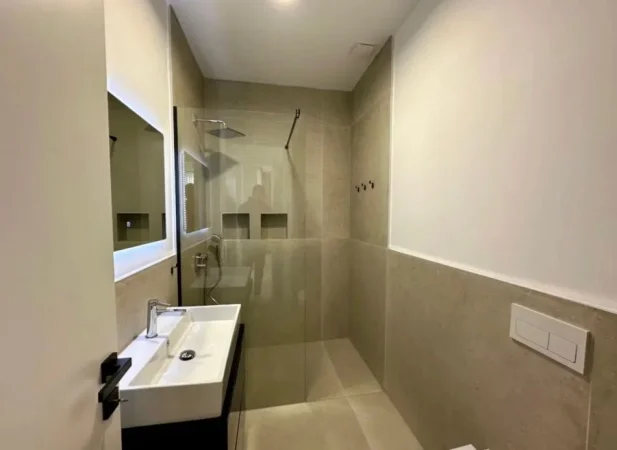 Tirane, jepet me qera apartament 2+1 Kati 2, 1.300 € 