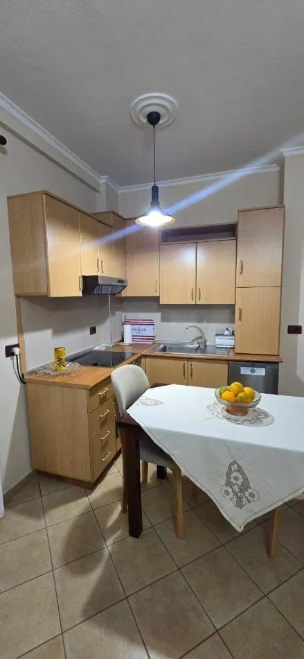 Tirane, jepet me qera apartament 1+1 Kati 3, 75 m² 600 € 