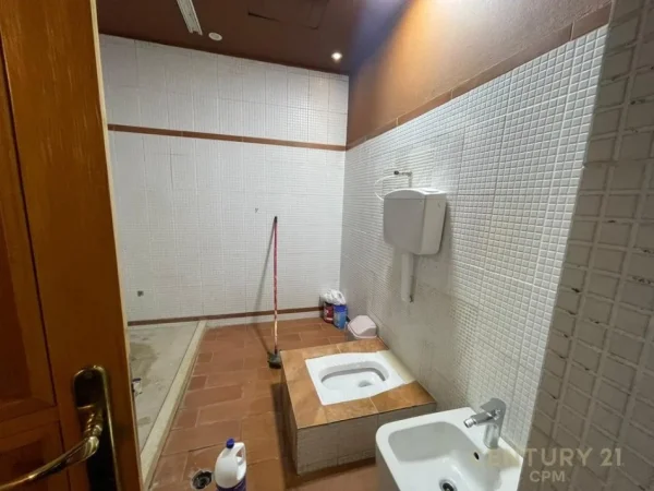 Tirane, jepet me qera apartament 3+1 Kati 3, 160 m² 1.300 € 