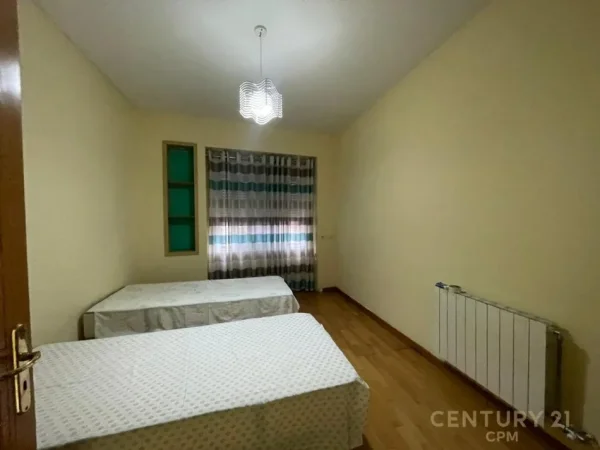 Tirane, jepet me qera apartament 3+1 Kati 3, 160 m² 1.300 € 