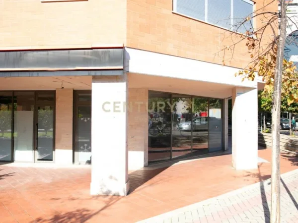 Tirane, shitet ambjent biznesi Kati 0, 82 m² 275.000 € (Oxhaku)