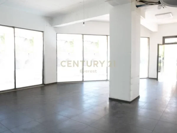 Tirane, shitet ambjent biznesi Kati 0, 82 m² 275.000 € (Oxhaku)