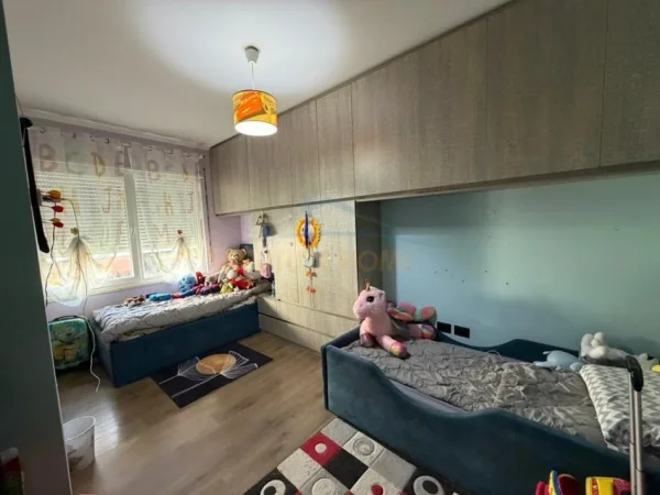 Tirane, shitet apartament 2+1+Ballkon Kati 3, 100 m² (Niku Construction Komuna e Parisit)