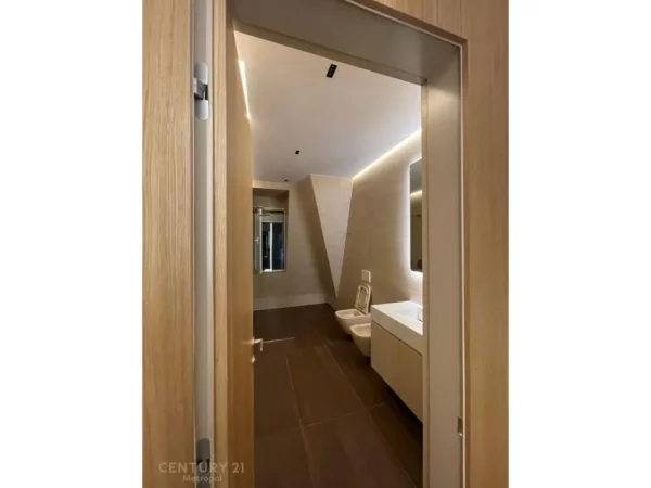 Tirane, jepet me qera apartament 2+1 Kati 1, 120 m² 2.200 € 