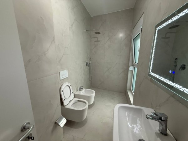 Tirane, jepet me qera apartament 2+1+Ballkon Kati 5, 79 m² 500 € (Alidem / REZIDENCA KADIU
