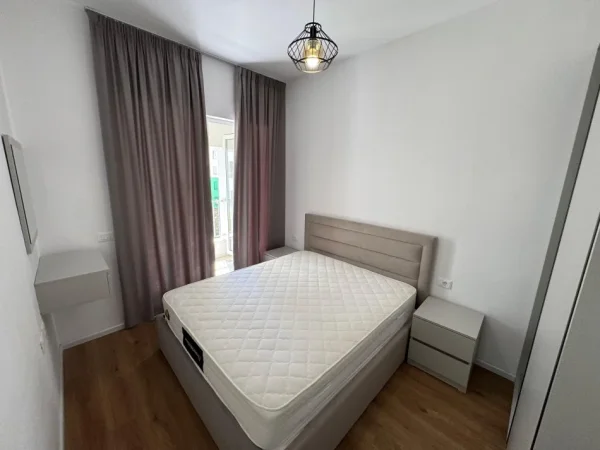 Tirane, jepet me qera apartament 1+1 Kati 5, 400 €