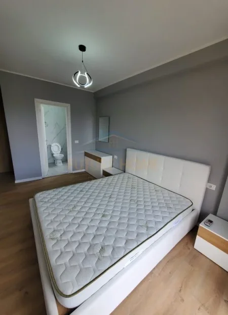 Tirane, jepet me qera apartament 2+1 Kati 3, 95 m² 500 € (Shkoze)