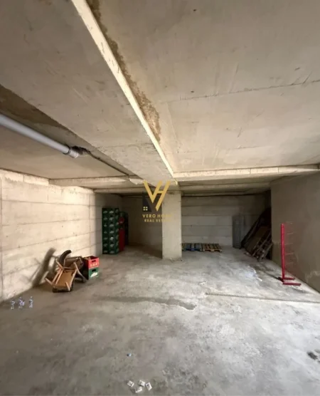 Tirane, jepet me qera magazine Kati 0, 200 m² 500 € (KOMBINAT)