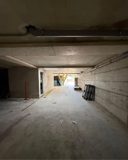 Tirane, jepet me qera magazine Kati 0, 200 m² 500 € (KOMBINAT)