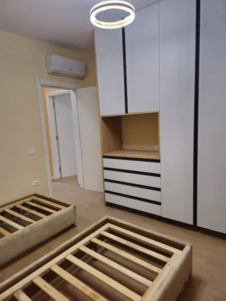 Tirane, jepet me qera apartament 2+1+Ballkon Kati 2, 120 m² 1.300 € (Liqeni i Thate)