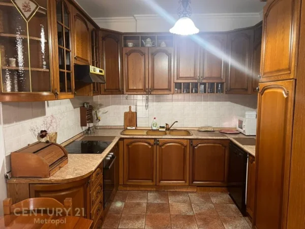 Tirane, jepet me qera apartament 2+1 Kati 8, 96 m² 650 € (Gjimnazi Partizani)