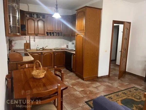 Tirane, jepet me qera apartament 2+1 Kati 8, 96 m² 650 € (Gjimnazi Partizani)