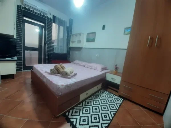 Tirane, jepet me qera apartament 1+1 Kati 2, 55 m² 450 € (ish stacioni i trenit)