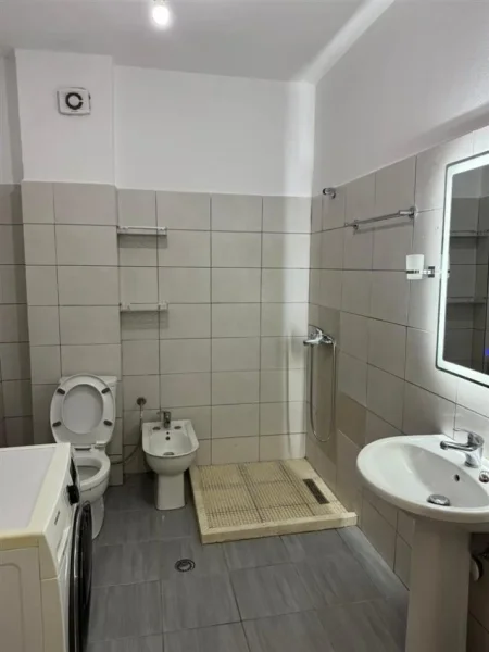Tirane, jepet me qera apartament 2+1 Kati 1, 90 m² 450 € (Yzberisht perballe Grand Gallery)