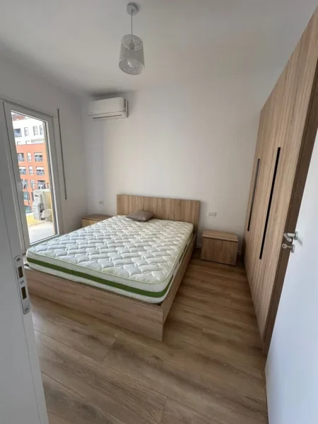 Tirane, jepet me qera apartament 1+1 Kati 3, 600 € (Shkolla kuqe)