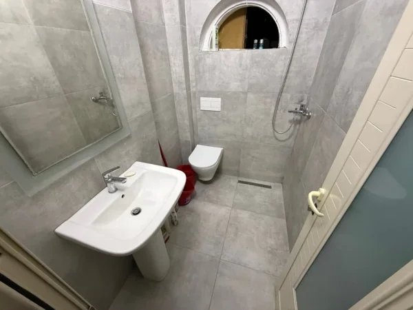 !!!!ULET CMIMI jepet me qera apartament 1+1+Aneks+Ballkon , 45.000 LEKE (Rruga Vaso Pasha (prane Vesa Center))