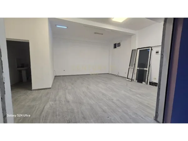 Durres, jepet me qera ambjent biznesi Kati 0, 58 m² 380€