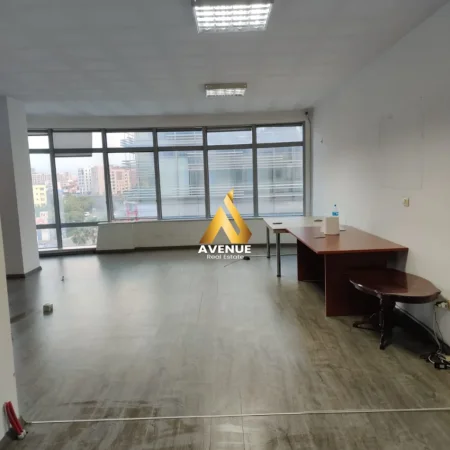 Tirane, jepet me qera zyre Kati 5, 70 m² 350 € (kthesa e kamzes)