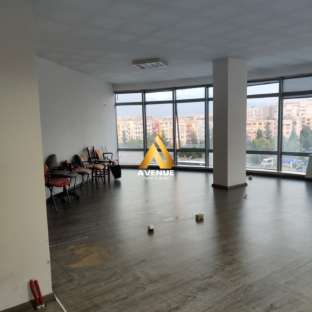 Tirane, jepet me qera zyre Kati 5, 70 m² 350 € (kthesa e kamzes)