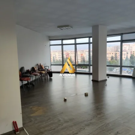 Tirane, jepet me qera zyre Kati 5, 70 m² 350 € (kthesa e kamzes)