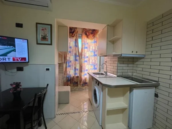 Tirane, jepet me qera garsonier Kati 2, 37 m² 370 € (ish stacioni i trenit)