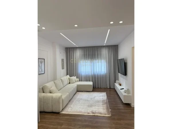 Tirane, jepet me qera ambjent biznesi Kati 6, 63 m² 118.000 € (Yzberisht)