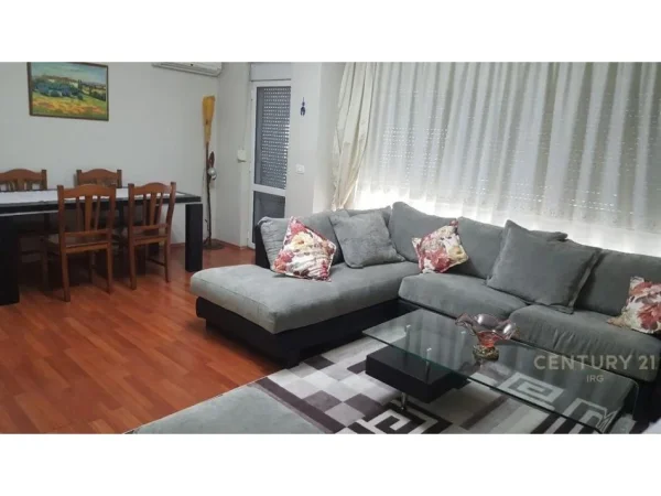 Tirane, jepet me qera apartament 1+1 Kati 3, 84 m² 600 € (Pazari Ri)